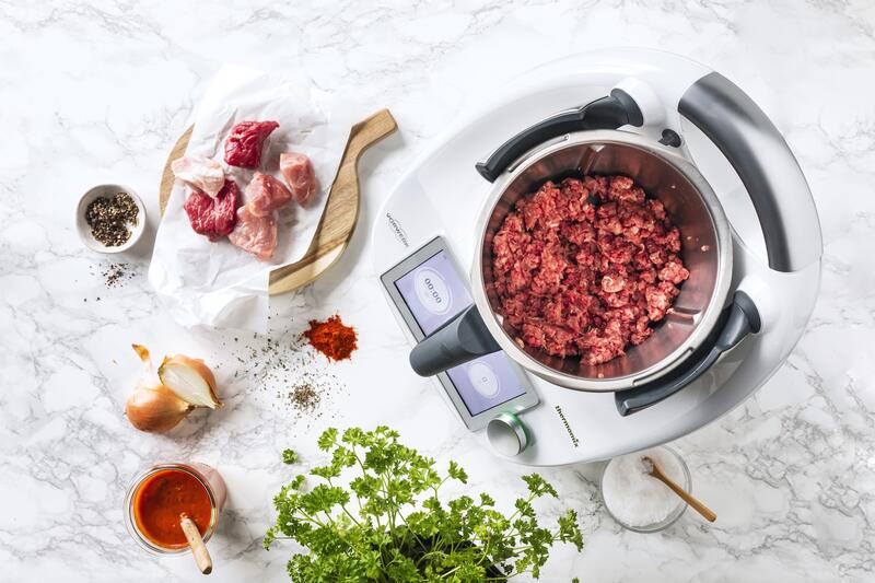 Hackfleisch im Mixtopf des Thermomix® von oben fotografiert