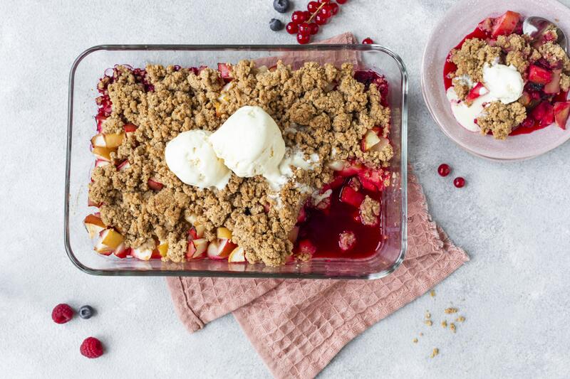 Apfel-Beeren-Crumble in einer Auflaufform