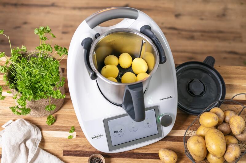 Kartoffeln schälen im Mixtopf des Thermomix® mit dem Wunderpeeler