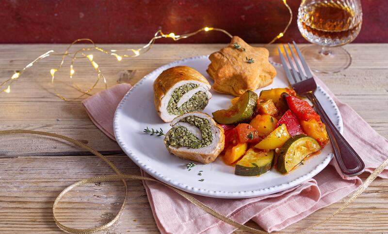 Hähnchenroulade mit Ratatouille auf einem weißen Teller