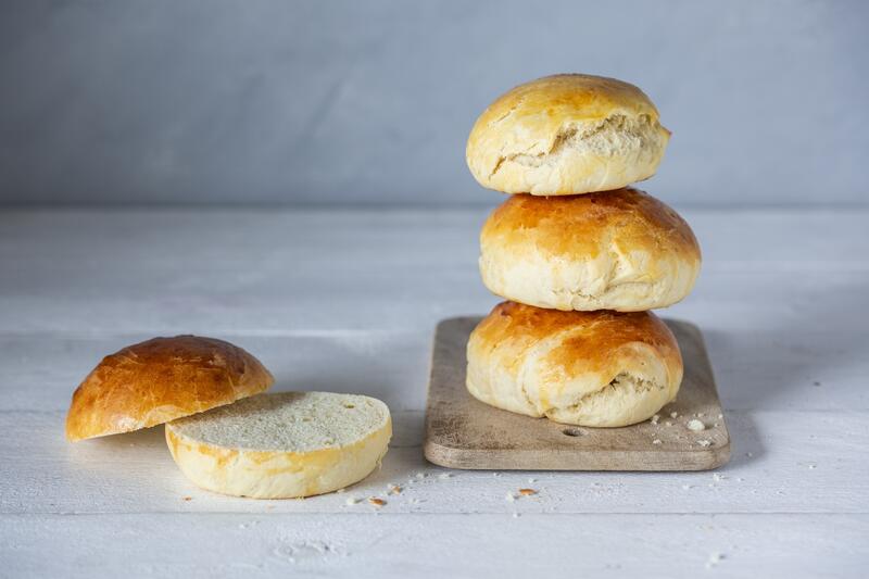 Burger Buns vor hellblauem Hintergrund