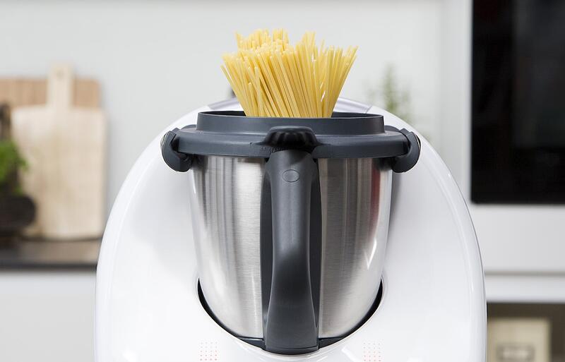 Spaghetti schauen aus der Deckelöffnung des Thermomix®