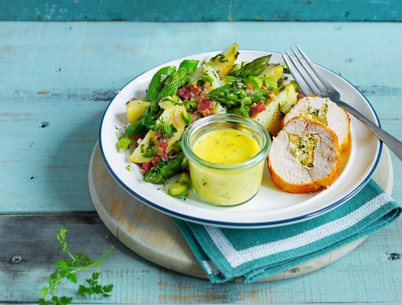 Hähnchenbrust mit Kartoffel-Spargelsalat auf einem hellen Teller