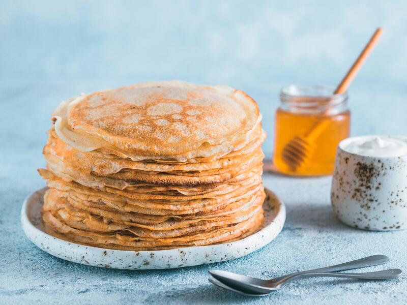 Pfannkuchen auf einem Teller aufeinandergestapelt