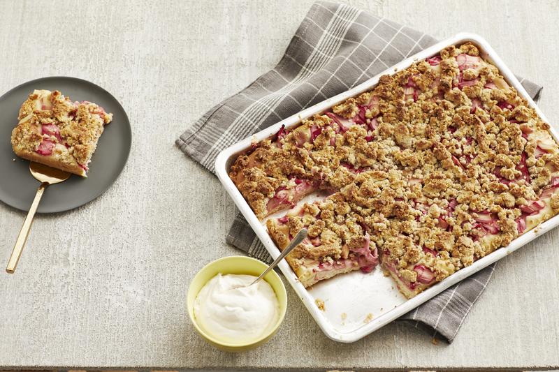 Rhabarber-Streuselkuchen auf Blech und ein Stück auf Teller