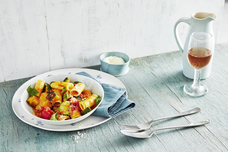 Weißer Teller mit Rigatoni und Ratatouille