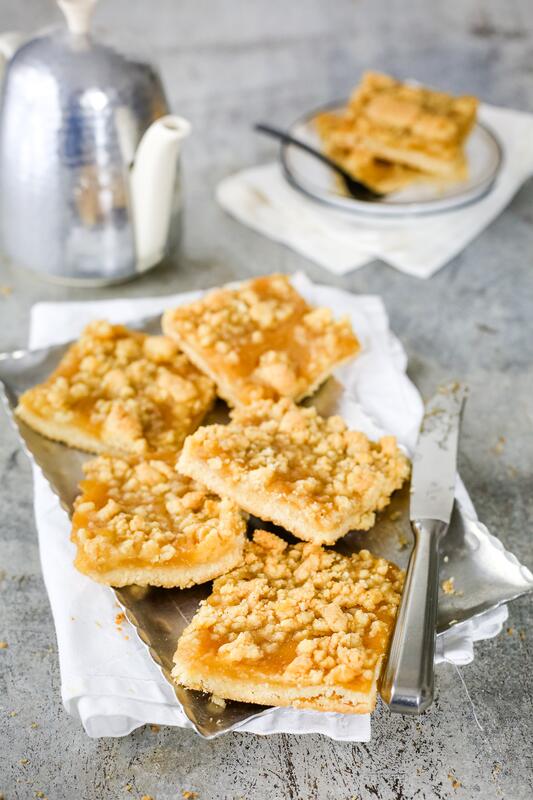 In Stücke geschnittener Apfelmus-Streusel-Blechkuchen