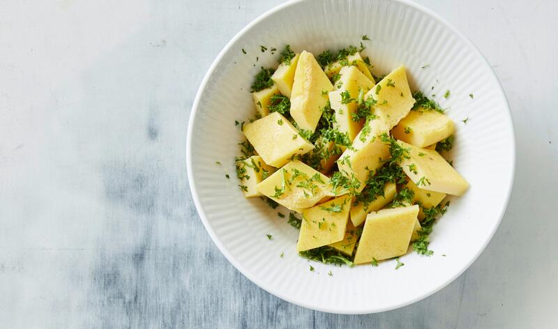 Weiße Schüssel mit Eierstich aus dem Thermomix® auf hellem Untergrund