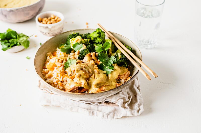 Thai-Hähnchen mit Karotten-Reis und Erdnusssoße mit angelegten Stäbchen