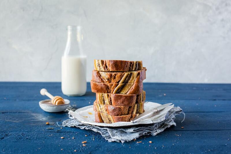 Bananenbrot ohne Zucker aus der Kastenform gestapelt