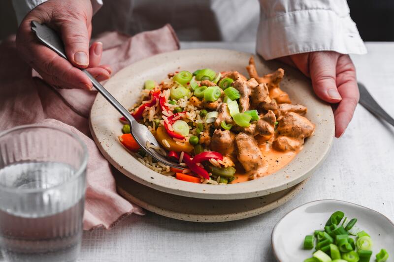 Gyros mit Paprika-Reis in tiefem Teller