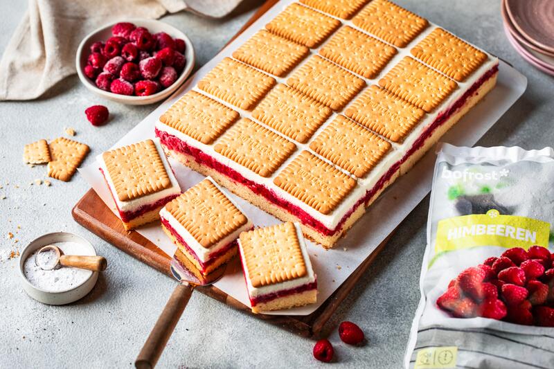 Einfacher Butterkekskuchen mit Himbeeren