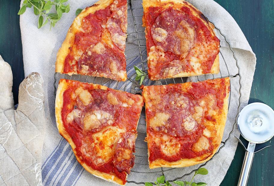 Knusprige Salamipizza für den Thermomix®