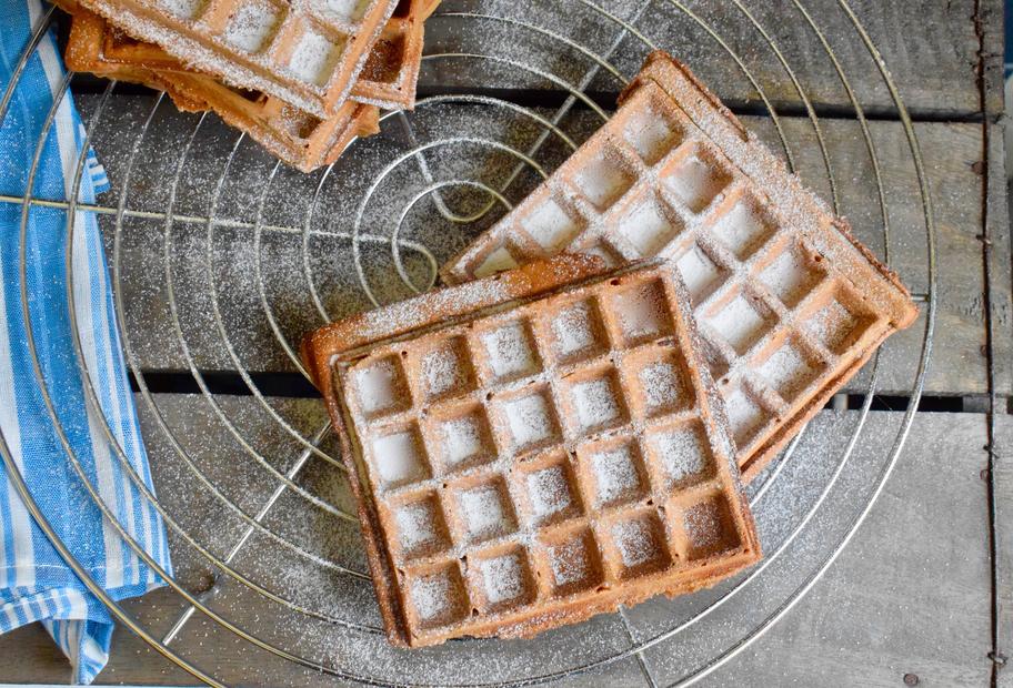 zwei Brownie-Waffelkuchen auf einem weißen Marmorhintergrund