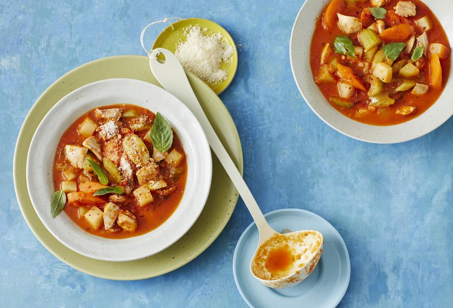 Low Carb und so lecker: Hähnchen-Minestrone mit buntem Gemüse für den ...