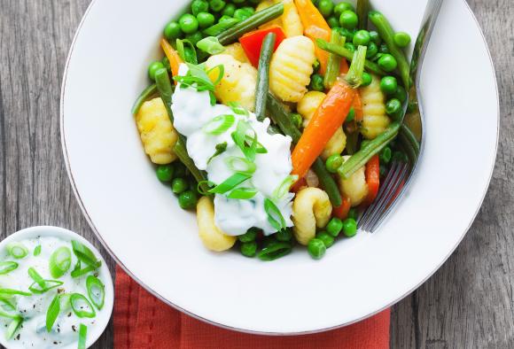 Gnocchi-Gemüse-Pfanne mit Joghurt-Dip für den Thermomix®