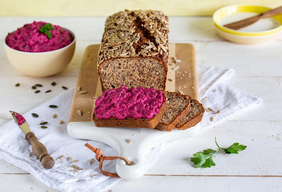 Eiweißbrot mit Rote-Bete-Creme für den Thermomix®