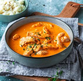 Low-Carb-Putengulasch in roter Sahnesoße